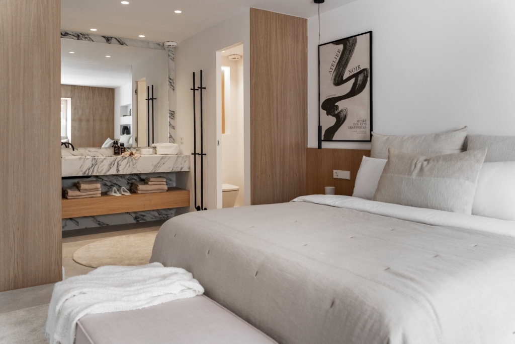 Modern bedroom with bespoke carpentry and en-suite bathroom