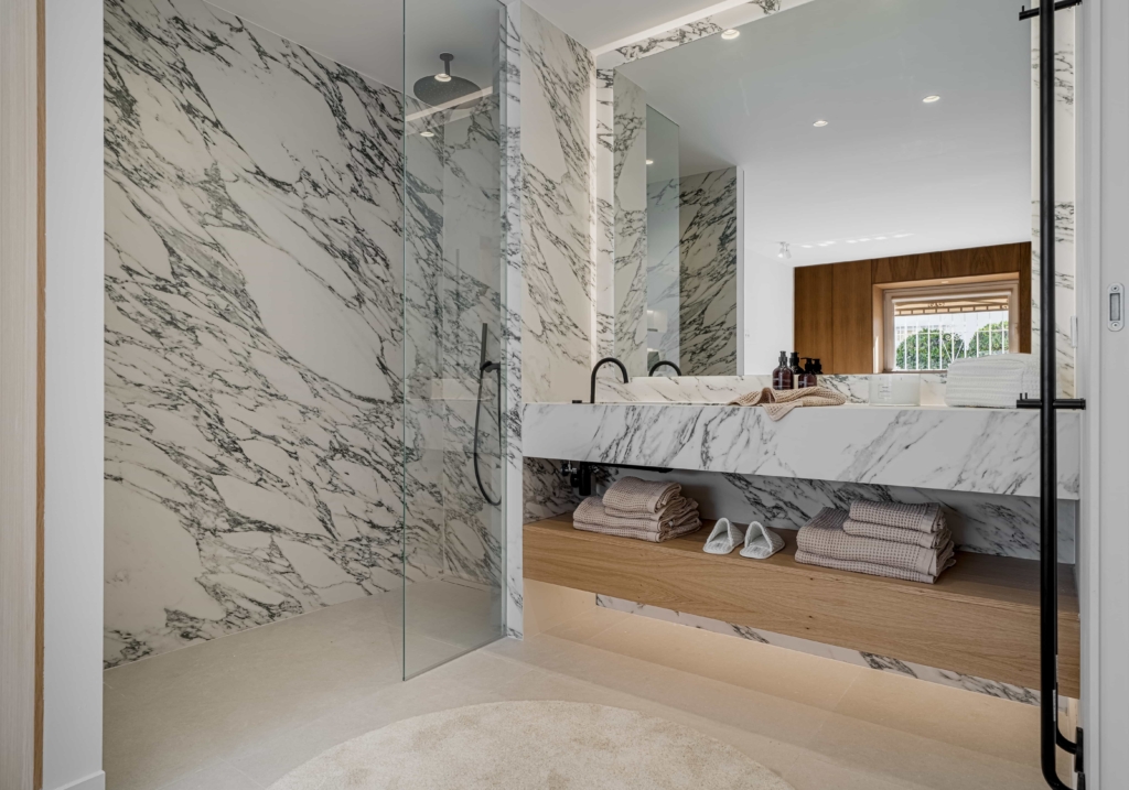 Bathroom with bold and modern marble tiles.